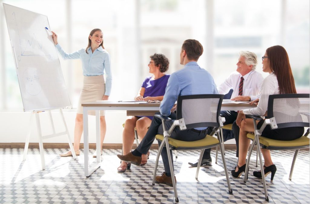 Formatrice animant une session de formation en immobilier à Marseille, destinée aux syndics de copropriété et gestionnaires locatifs souhaitant renforcer leurs compétences comptables