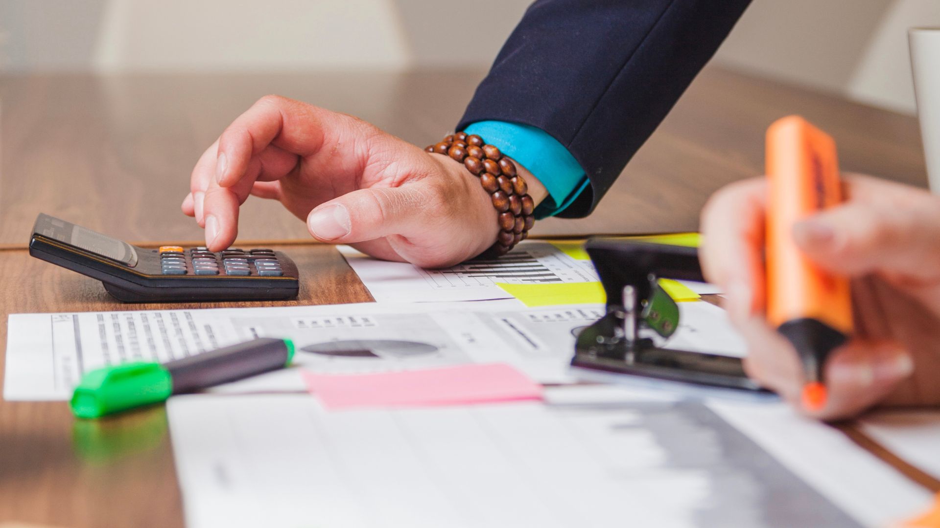 Professionnel réalisant des calculs financiers sur des documents comptables, illustrant la préparation et l’analyse des 5 annexes comptables en gestion immobilière