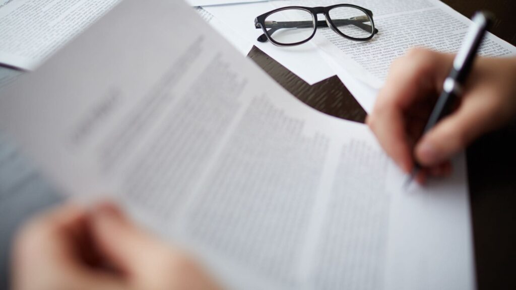 Documents juridiques et prise de notes illustrant la loi ALUR et les obligations comptables des syndics de copropriété